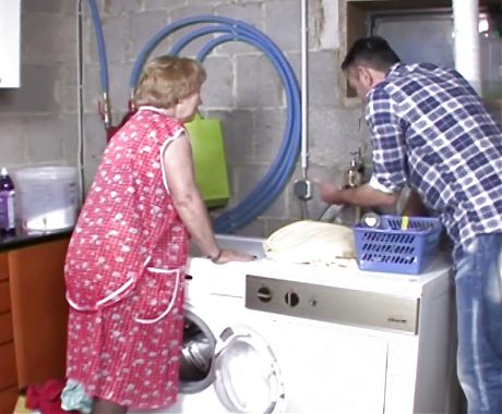 The granny rattling on the washing machine